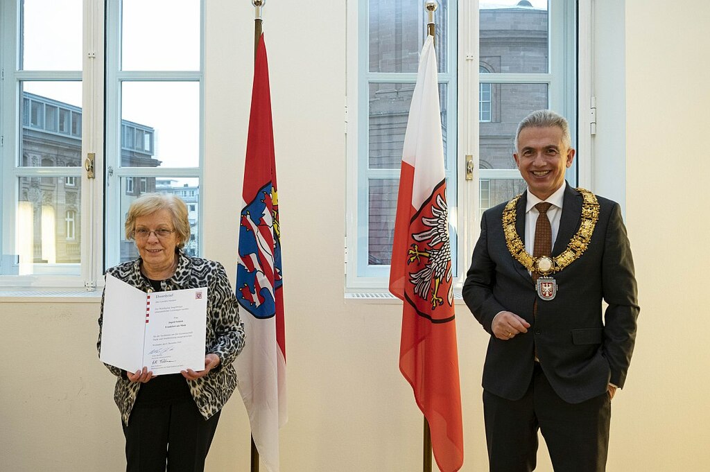 Ehrenbriefe_Ingrid_Schloh_Oberbuergermeister_Peter Feldmann_copyright_Stadt_Frankfurt_am_Main_Salome_Roessler.JPG