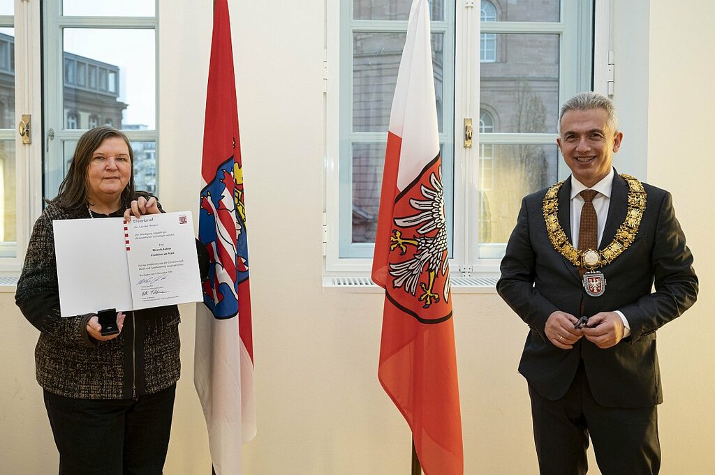Ehrenbriefe_Ricarda_Koehler_Oberbuergermeister_Peter_Feldmann_copyright_Stadt_Frankfurt_am_Main_Salome_Roessler.JPG