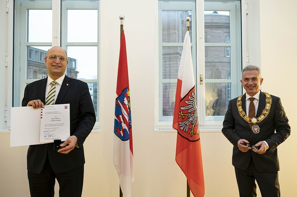Ehrenbriefe_Roger_Podstatny_Oberbuergermeister_Peter_Feldmann_copyright_Stadt_Frankfurt_am_Main_Salome_Roessler.JPG