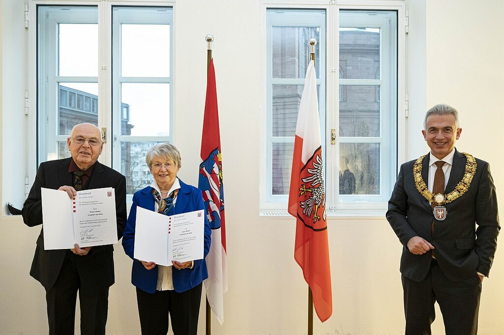 Ehrenbriefe_Walter_Michel_Irma_Michel_Oberbuergermeister_Peter_Feldmann_copyright_Stadt_Frankfurt_am_Main_Salome_Roessler.JPG