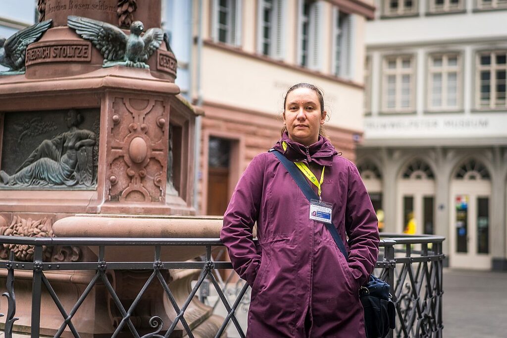 Gaestefuehrerin_Isabel_Bergen_am_Stoltze-Brunnen_Copyright_Stadt_Frankfurt_Foto_Holger_Menzel.jpg