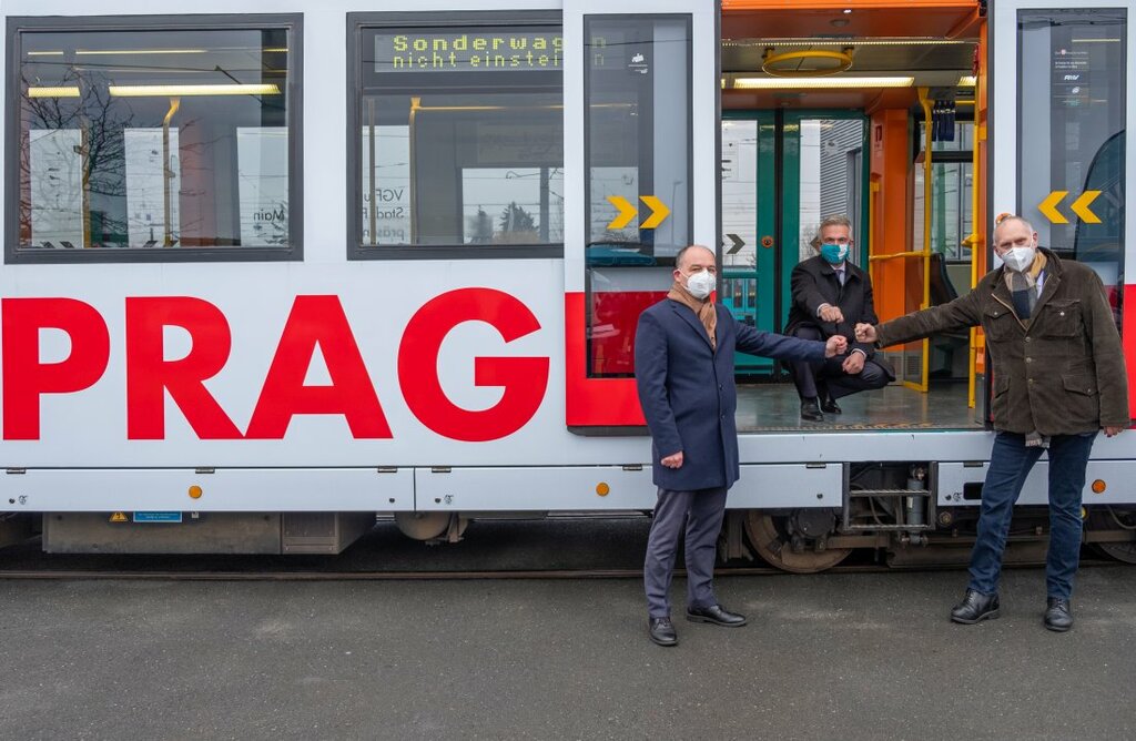 Partnerschaftsbahn_Prag_Frankfurt_Daniel_Zara_Peter_Feldmann_Thomas_Wissgott_(2)_Copyright_Stadt_Frankfurt_am_Main_Andreas_Varnhorn.jpg