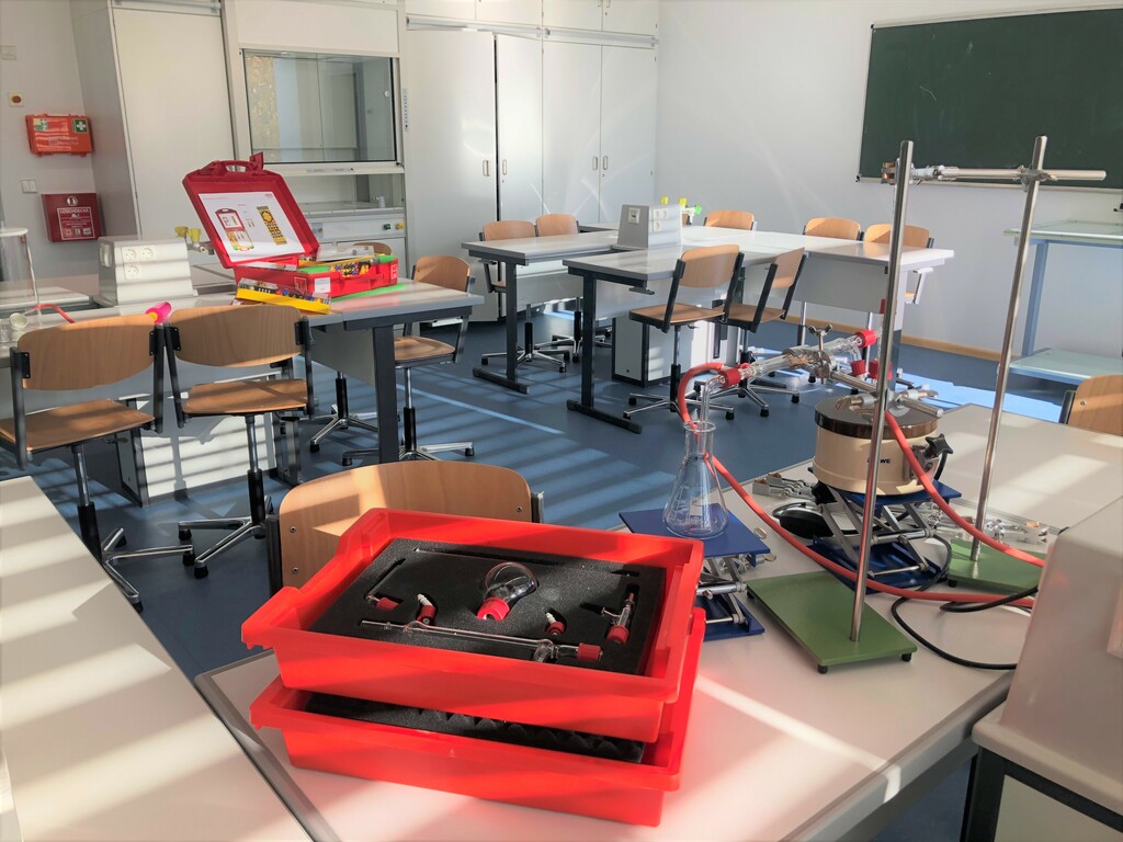 Neu gestalteter Raum für den naturwissenschaftlichen Unterricht in der Schule am Mainbogen_Foto_Dezernat 5.JPG