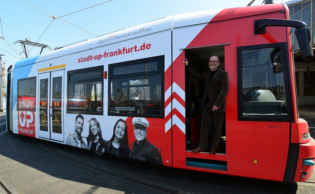 Personaldezernent_Stefan_Majer_in_der_neuen_Strassenbahn_Copyright_Stadt_Frankfurt_Foto_Rainer_Rueffer.jpg