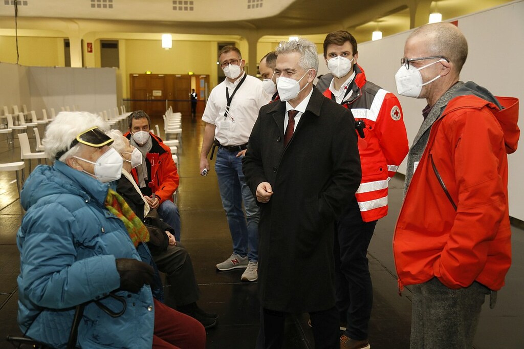 Impfzentrum_Gisela_Oberbuergermeiste_Peter_Feldmann_Gesundheitsdezernent_Stefan_Majer_copyright_Stadt_Frankfurt_am_Main_Maik_Reuss.jpg