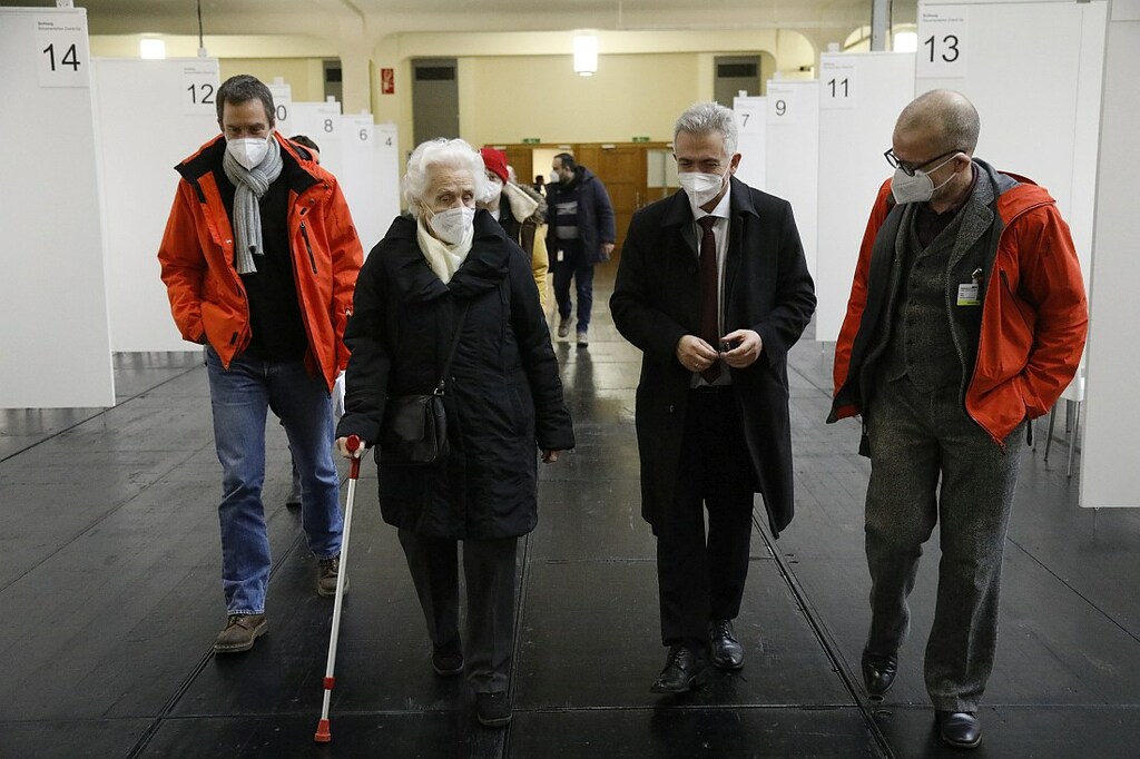 Impfzentrum_Odores_Oberbuergermeister_Peter_Feldmann_GesundheitsdezernentStefan_Majer_(2)_copyright_Stadt_Frankfurt_am_Main_Maik_Reuss.jpg