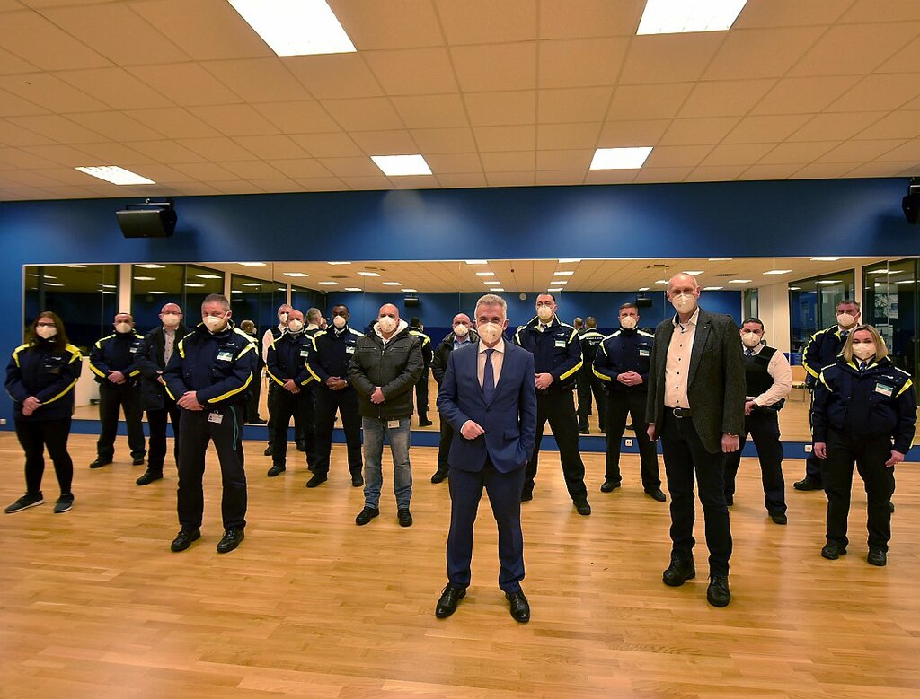 Ob_Feldmann_und_VGF_Geschaeftsfuehrer_Thomas_Wissgott_beim Sicherheitsdienst_des_VGF_Copyright_Stadt_Frankfurt_Foto_Bernd_Kammerer.jpg