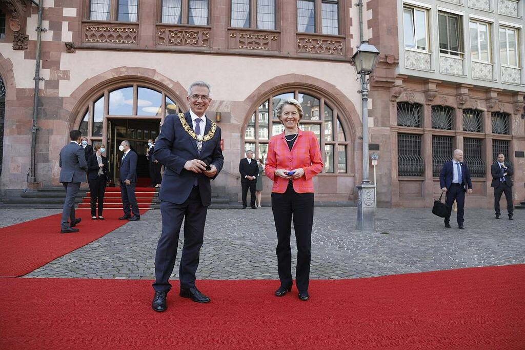 Peter_Feldmann_und_Ursula_von_der_Leyen_vor_dem_Roemer_Copyright_Stadt_Frankfurt_Foto_Maik_Reuss.JPG