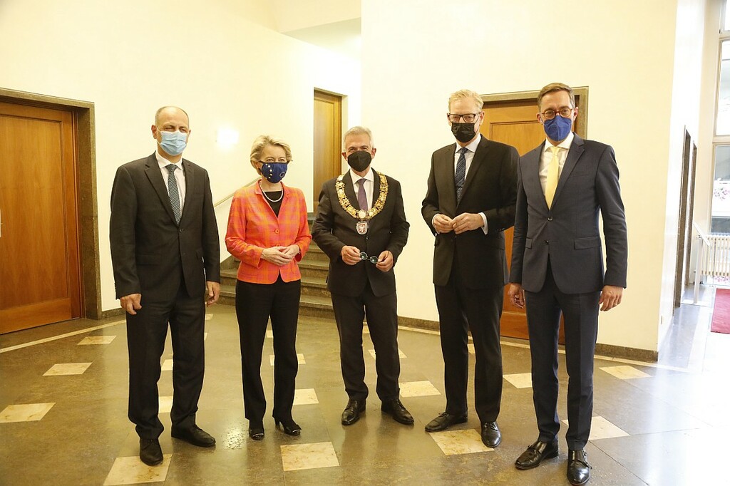 Tarkan_Akman_Ursula_von_der_Leyen_Peter_Feldmann_Markus_Frank_und_Andreas_Scholz_Copyright_Stadt_Frankfurt_Foto_Maik_Reuss.JPG