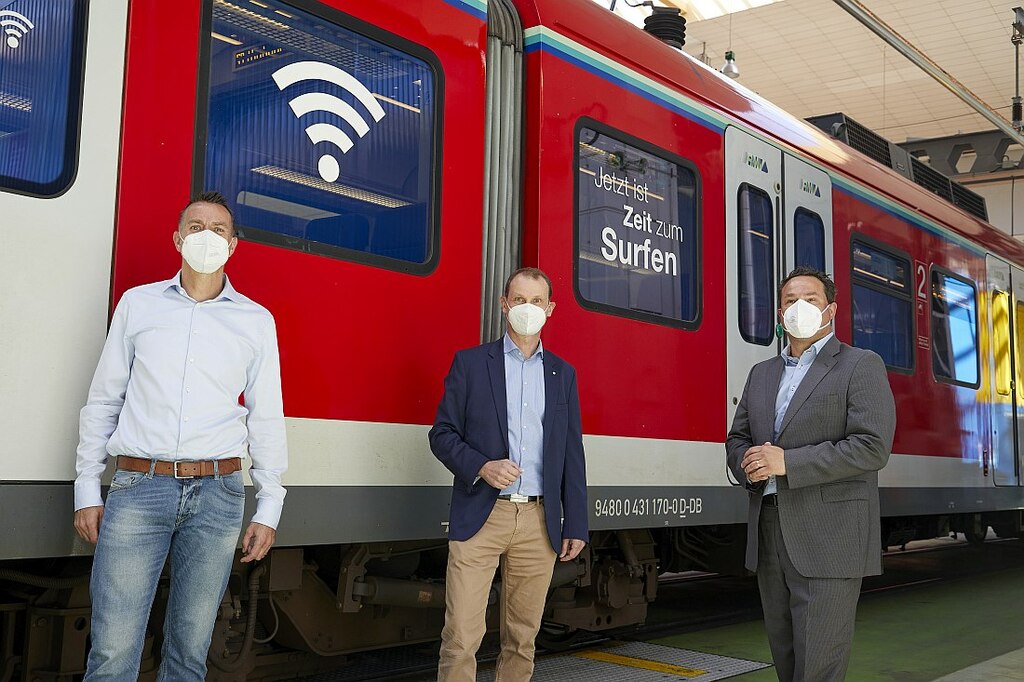 Vlnr  Guido Weißbrich Netzchef Vodafone Christian Roth Leiter S-Bahn RheinMain Dr  André Kavai RMV-Geschäftsführer.jpg