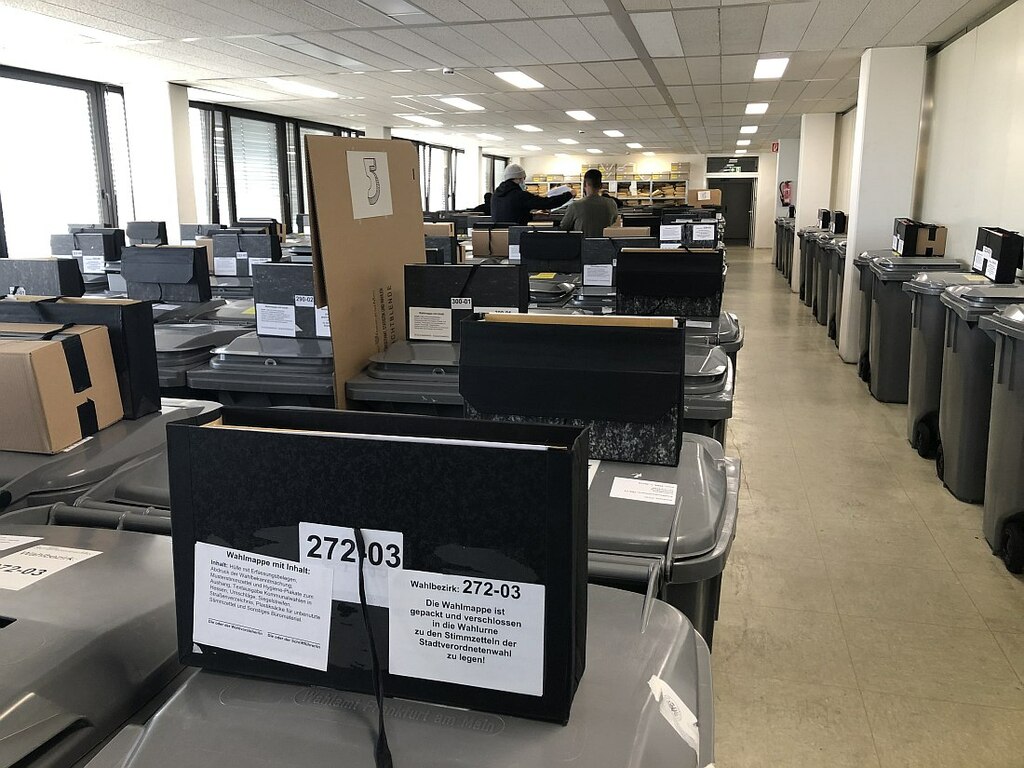 Vor_dem_Abtransport_in_die_Wahllokale_werden_die_Wahlmappen_mit_allen_Unterlagen_fuer_die_Wahlvorstaende_bestueckt_Copyright_Stadt_Frankfurt_Dezernat_V.JPG