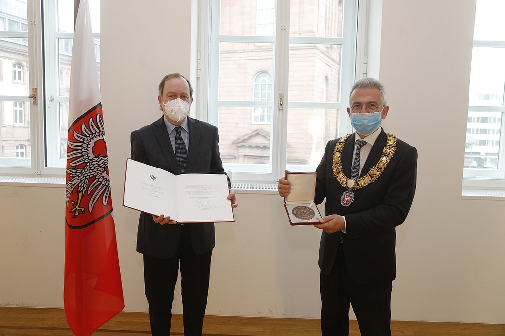 Ehrenplakette_Hans_Dieter_Adam_Oberbuergermeister_Peter_Feldmann_(1)_copyright_Stadt_Frankfurt_am_Main_Maik_Reuss.jpg